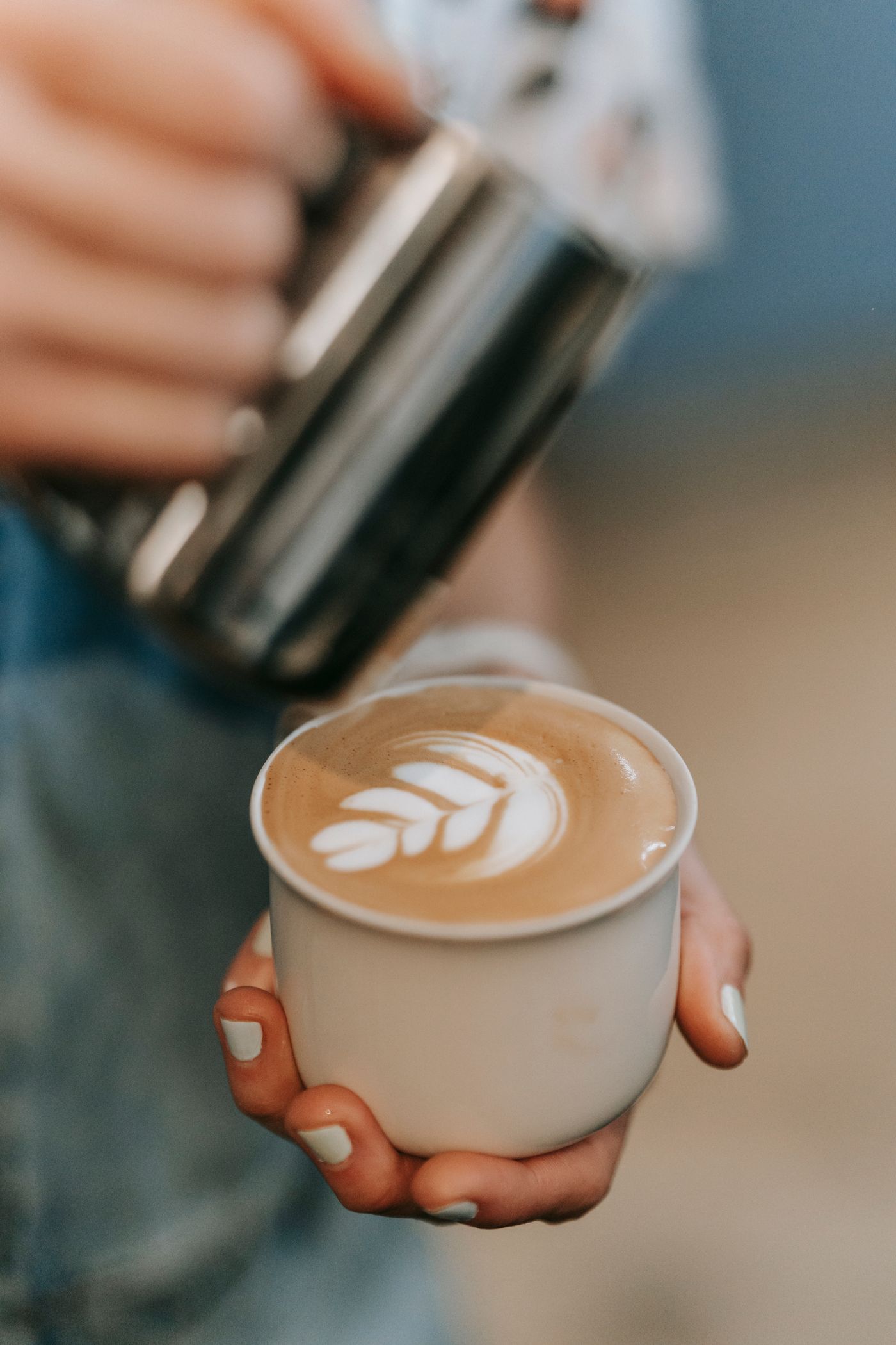 Preparación de un café con leche y dibujo de una hoja