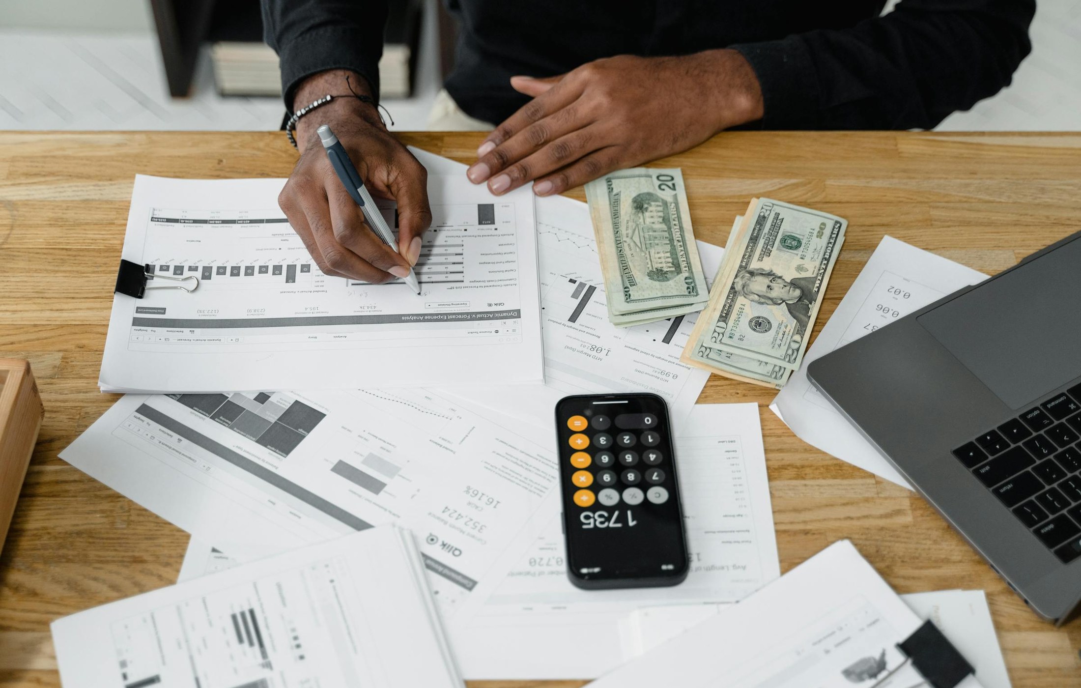 Mesa de trabajo con documentos y calculadora