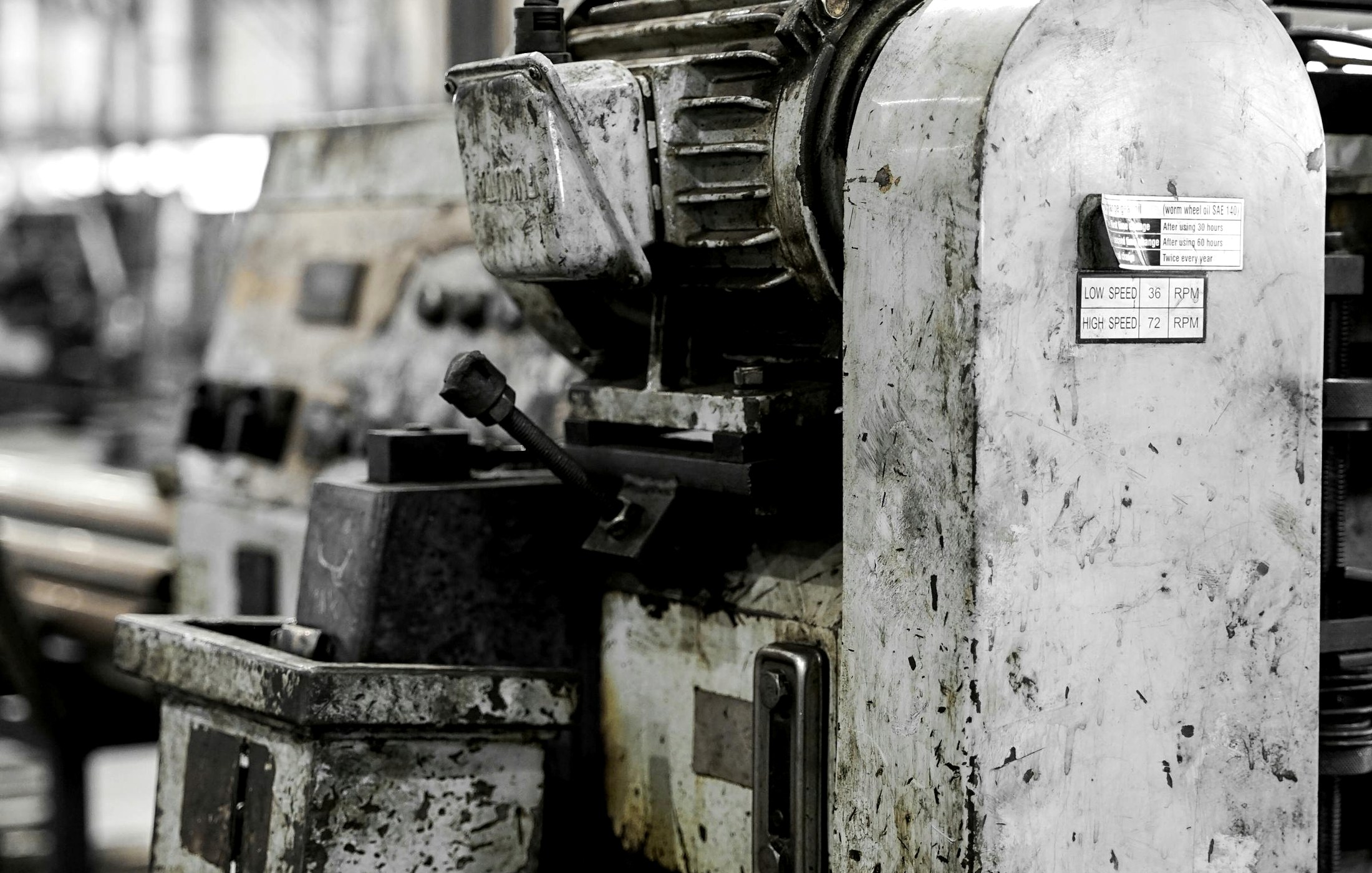 Detalle de maquinaria industrial y componentes de metal