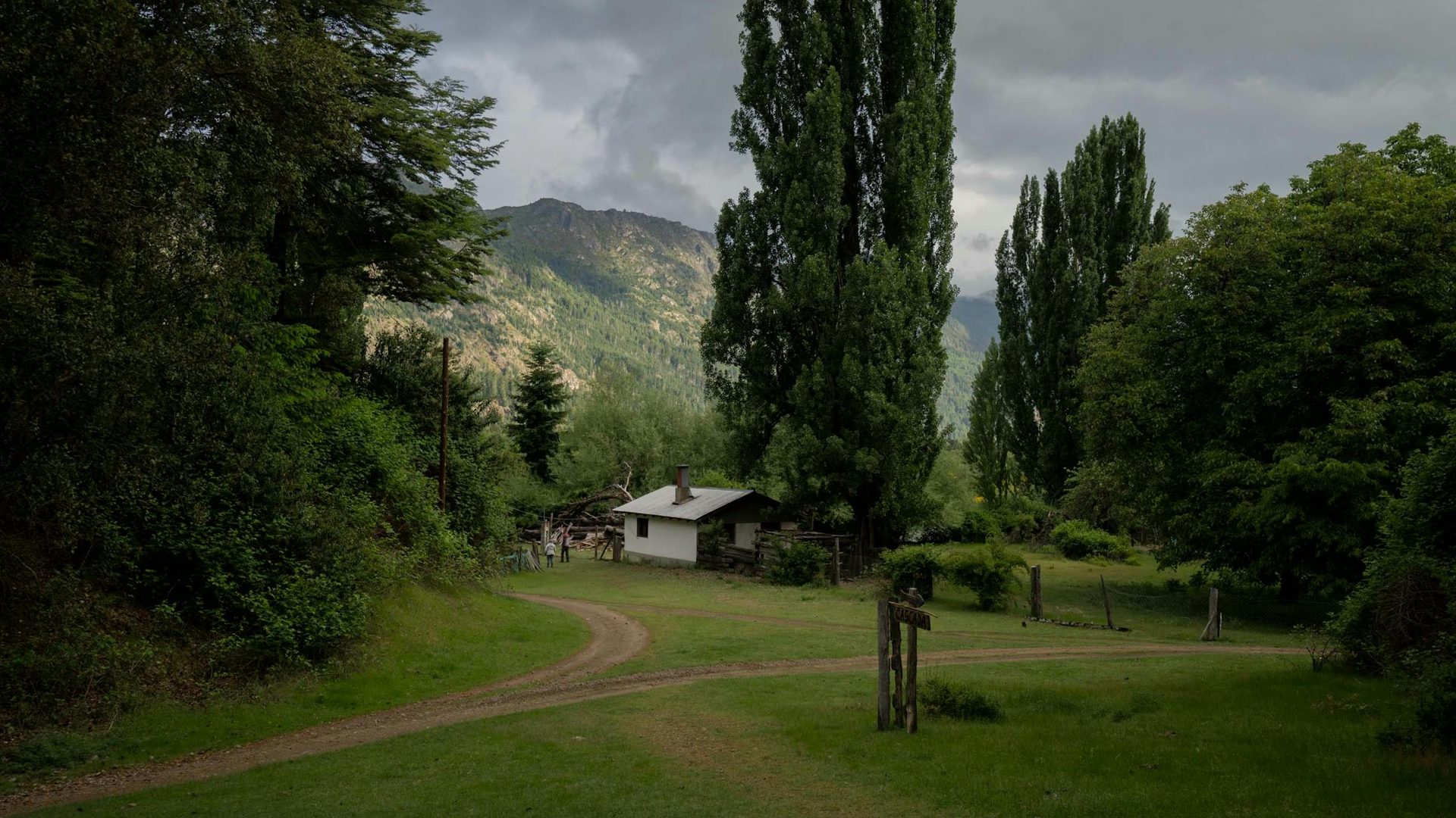 Un pequeño refugio entre árboles y montañas de la Patagonia