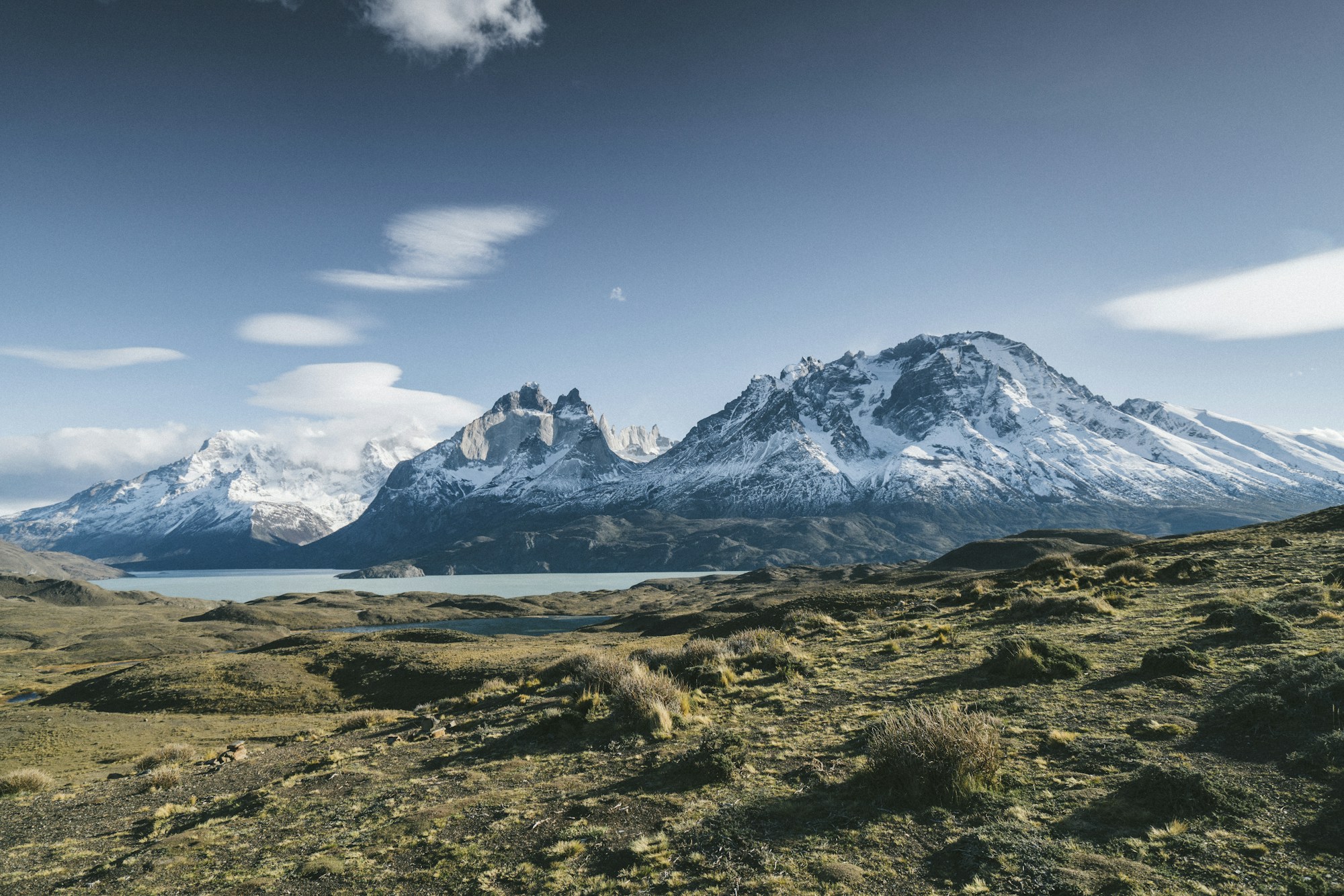 Cumbres nevadas y un lago azul en la Patagonia