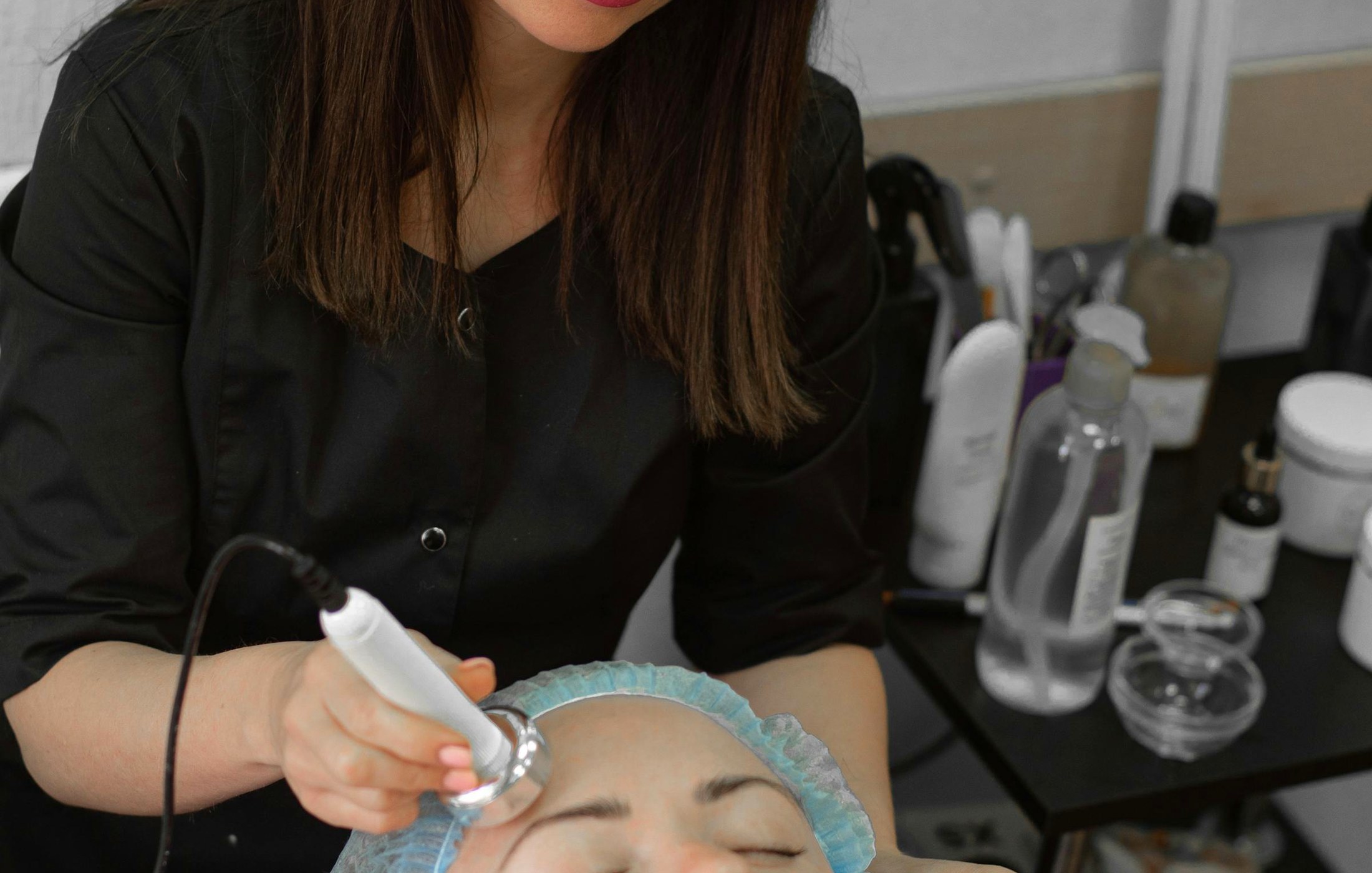 Tratamiento facial en estudio de belleza